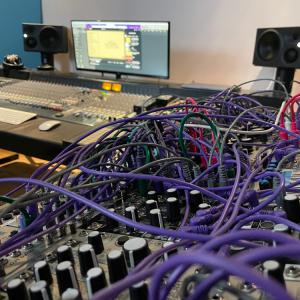 Regieraum, im Vordergrund ein Analog-Synthesizer